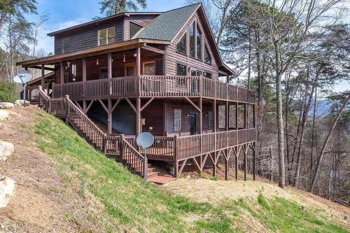 Murphy House | Mistletoe Cabin- Private cabin w views, Hottub, pet friendly