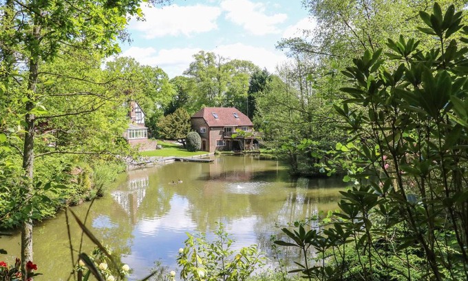 Crawley Down Apartment | Miswells Cottages - Lake View