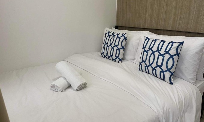 Barangay 76 Apartment | MOA staycation Shore 1&3 Residences with balcony by darpm