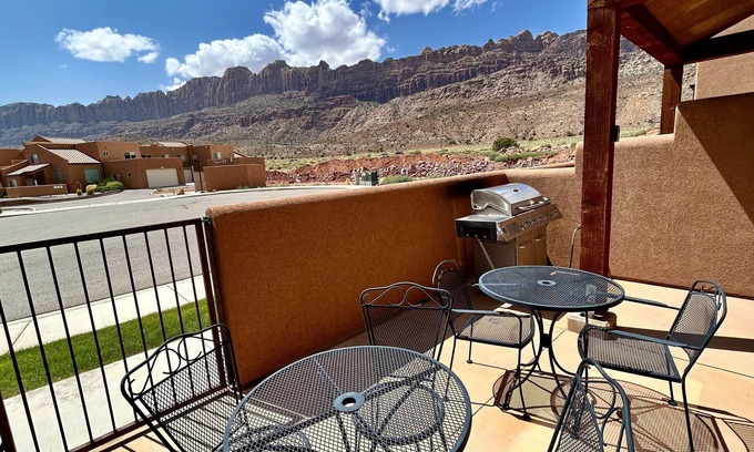 Moab South Valley House | Moab Rim Views! I Pet Friendly I Garage I Pool & Hot Tub