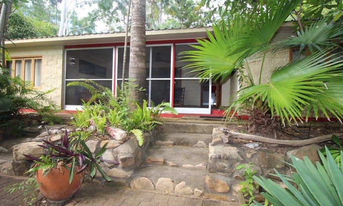 Horseshoe Bay House | Moana Cottage, stroll to Horseshoe Bay beachfront