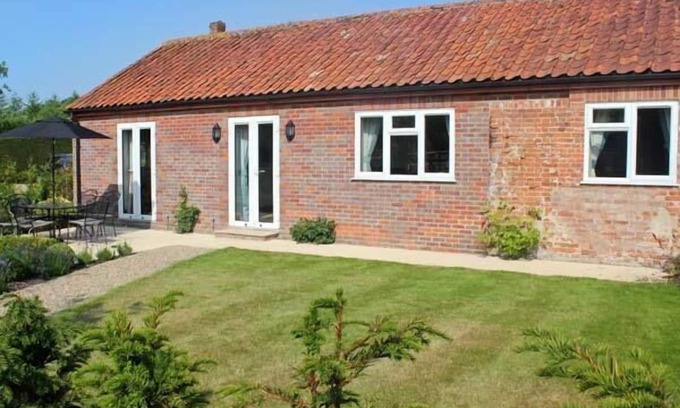 Wood Dalling Cottage | MOAT FARM COTTAGE, family friendly, with a garden in Wood Dalling