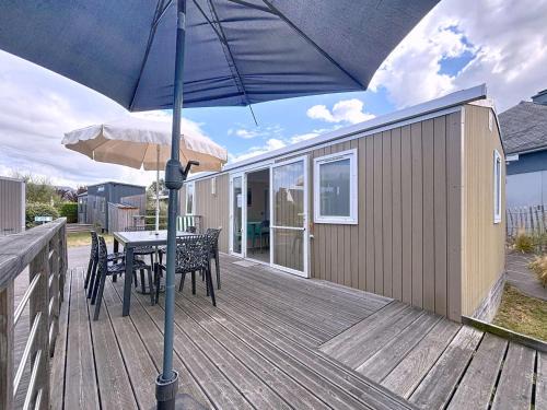 Jullouville-les-Pins House | Mobil-home PMR tout confort, 200m plage, piscine, 4 pers, 2 chambres, parking, wifi, ménage inclus - FR-1-361A-42