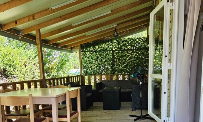 Lunel House | Mobile Home 'Mas De L'Isle' with Shared Pool, Wi-Fi and Air Conditioning