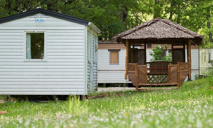 Loupiac House | MOBILHOME with bamboo straw hut near rocamadour