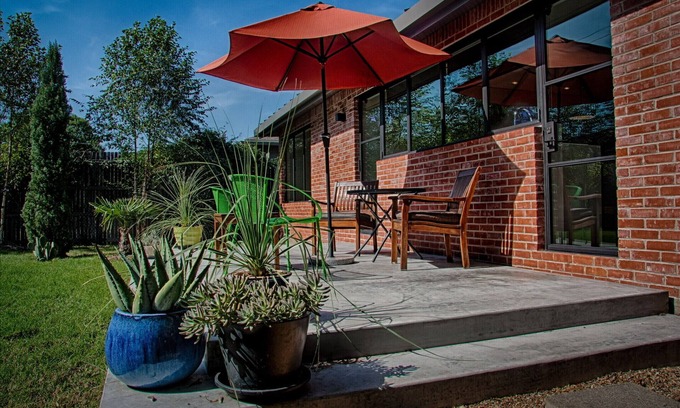 Dallas House | Mockingbird Guest House - Modern, High End, Close to SMU and Highland Park