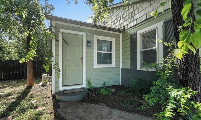 Sayles Blvd. Area House | Mockingbird Lane – Cozy Rustic Retreat