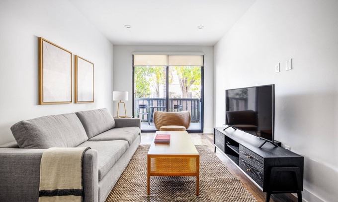 Beverly Grove Apartment | Mod Beverly Grove 2BR w/Courtyard, near West Hollywood, by Blueground