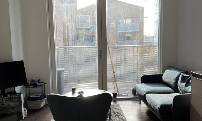 Evelyn Condo | Modern 1-BD Apt with Balcony | Surrey Quays