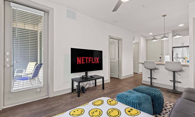Dallas Apartment | Modern 1-Bed, 1 Bath Apartment w/King Bed, WiFi, 24-Hour Gym & Reserved Parking