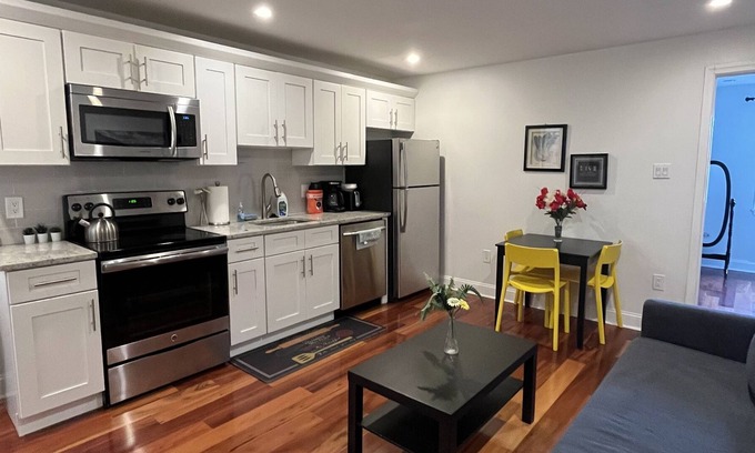 Passyunk Square Apartment | Modern 1 bedroom apartment close to Geno's / pat's, Sports Centers