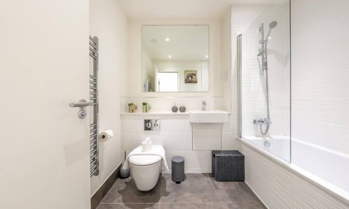 Bedford Apartment | Modern 1 Bedroom Apartment center of Bedford