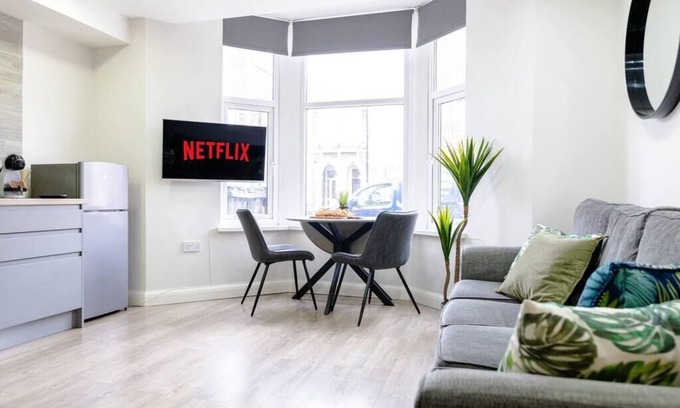 Cathays Apartment | Modern 1 Bedroom Apartment Near City Centre
