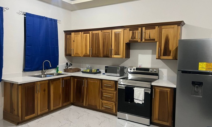 Constant Spring Apartment | Modern 1-bedroom apartment with AC, WiFi in Kingston