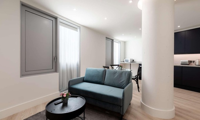 Stratford and New Town Apartment | Modern 1-Bedroom Stay in Stratford near to Canary Wharf | Ideal for Business or Leisure