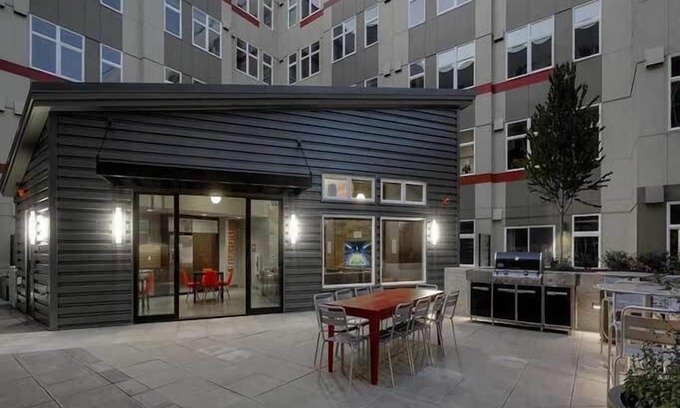 Downtown Apartment | Modern 1BR 1BA+Den!| Redmond| Fit for Long Stays-4