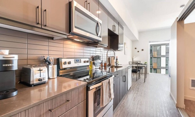 Downtown Apartment | Modern 1BR 1BA - Long Term Gym Parking Redmond DT