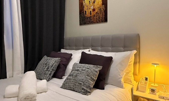 Barangay 76 Apartment | Modern 1BRM apartment, Pool, Fast Wifi, Netflix, steps from MOA, Bars, Transport