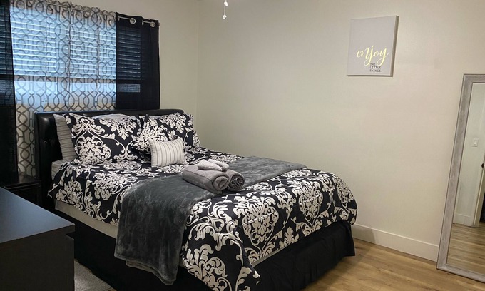 North Hollywood Condo | Modern 2/1 Creative Space