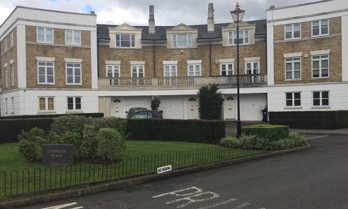Chiswick Riverside Apartment | Modern 2 Bed-2 bathroom flat in London Chiswick Zone 2