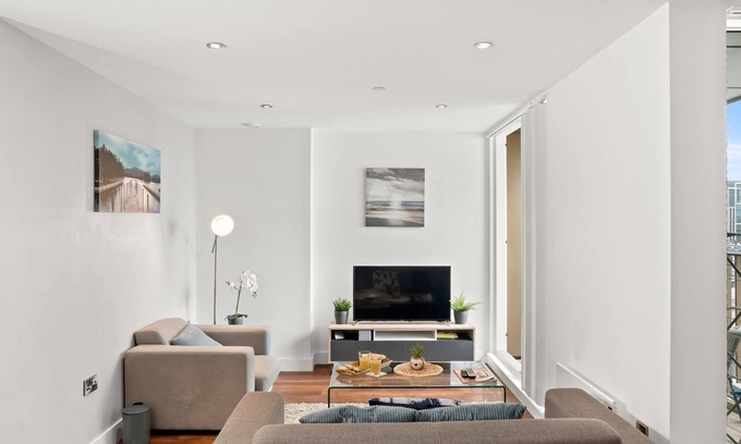Manchester City Centre Apartment | Modern 2-Bed Apartment with Large Balcony