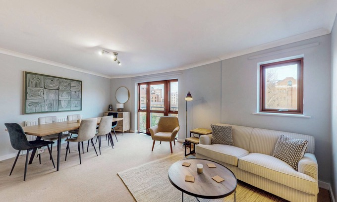 Lansbury Apartment | Modern 2 Bed APT-Balcony W/City Views-Langdon Park