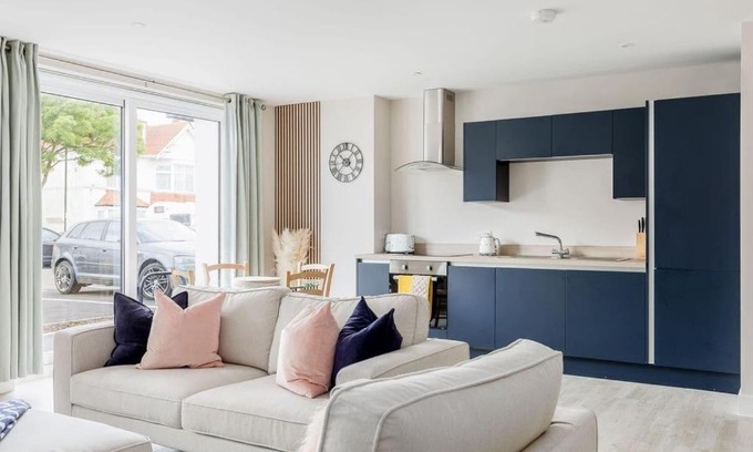 Boscombe Apartment | Modern 2 bed, cliff top & parking, F6