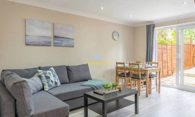 Langley Marish House | MODERN 2 BED & FREE PARKING-NEAR HEATHROW/PINEWOOD