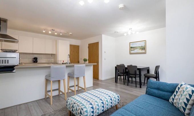 Chorlton-cum-Hardy House | Modern 2 Bed Home with Free Parking & Garden in Manchester