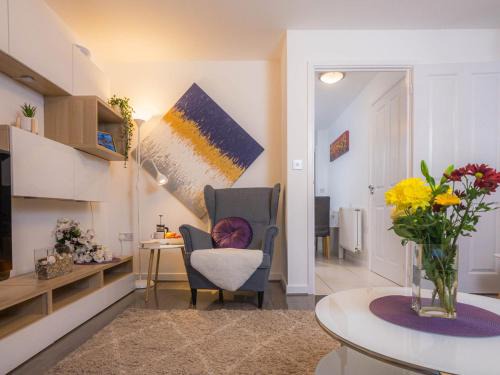 Nottingham House | Modern 2 Bed House with Parking and Garden