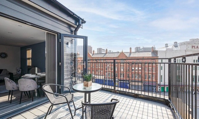 Offerton Apartment | Modern 2 Bed in Stockport Centre - Balcony Access