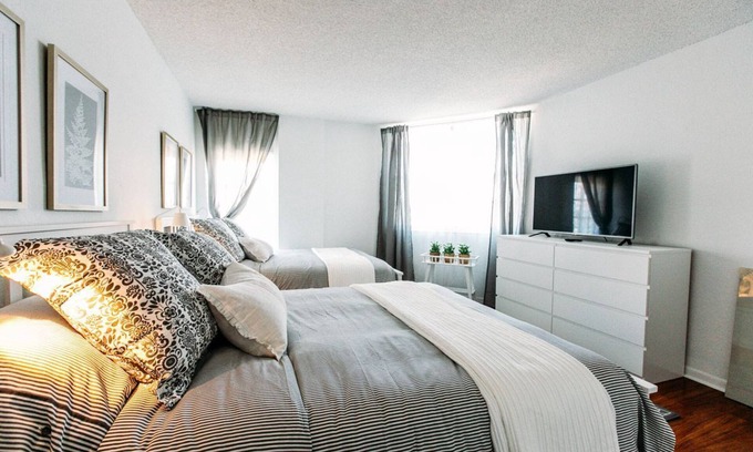 Sunny Isles Beach Apartment | Modern 2 Bed, 2 Bath Gem in Sunny Isles – Prime Location on Collins Ave!