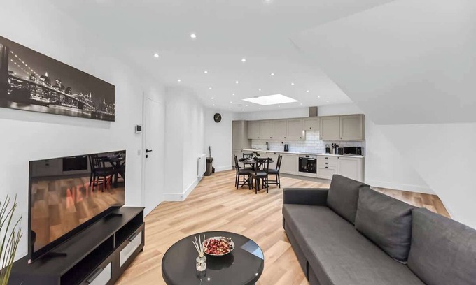 Addiscombe Apartment | Modern 2 Bedroom Stay, Balcony, East Croydon