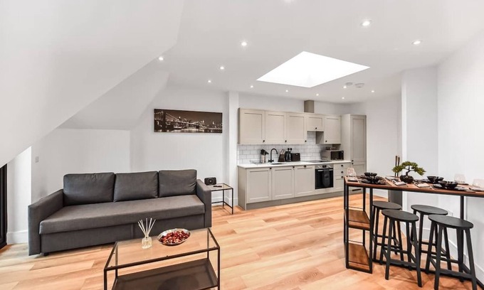 Addiscombe Apartment | Modern 2 Bedroom Stay, Balcony, East Croydon