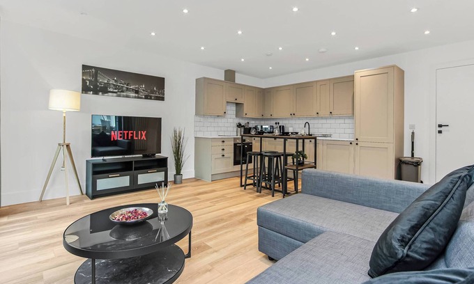 Addiscombe Apartment | Modern 2 Bedroom Stay | 10Min Walk to East Croydon