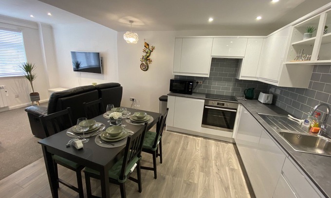 Upton Cheyney Apartment | Modern 2 bedroom apartment with car parking