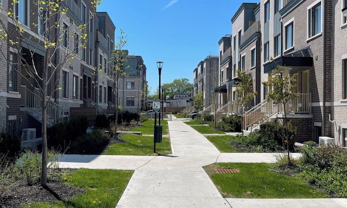 New Toronto House | Modern 2-Bedroom 3 Bath Townhome Near Lake & Downtown
