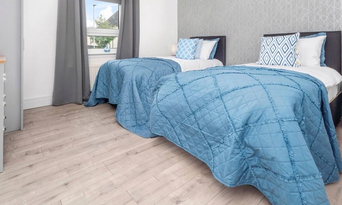 Glasgow Apartment | Modern 2 bedroom apartment with parking and wifi.