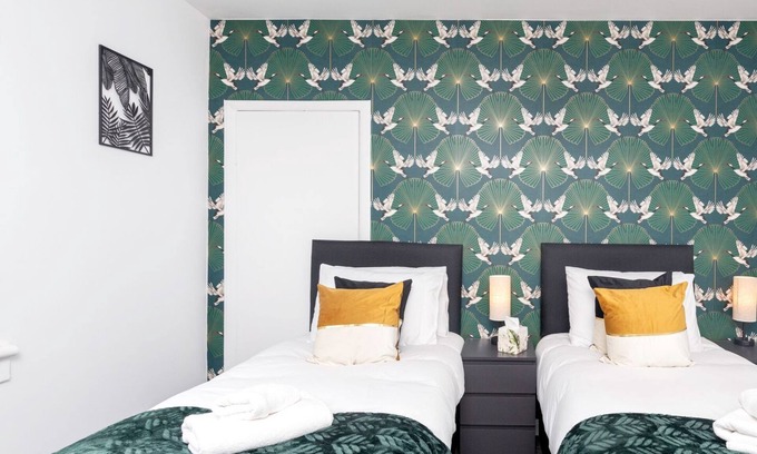 Glasgow Apartment | Modern 2 bedroom apartment with parking and wifi.