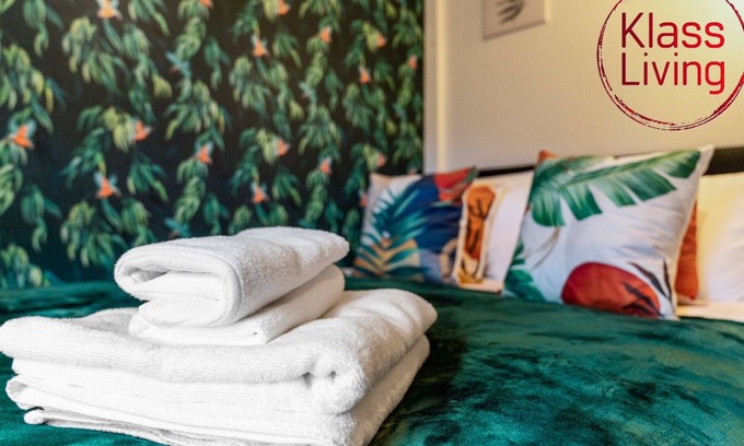 Glasgow Apartment | Modern 2 bedroom apartment with parking and wifi.