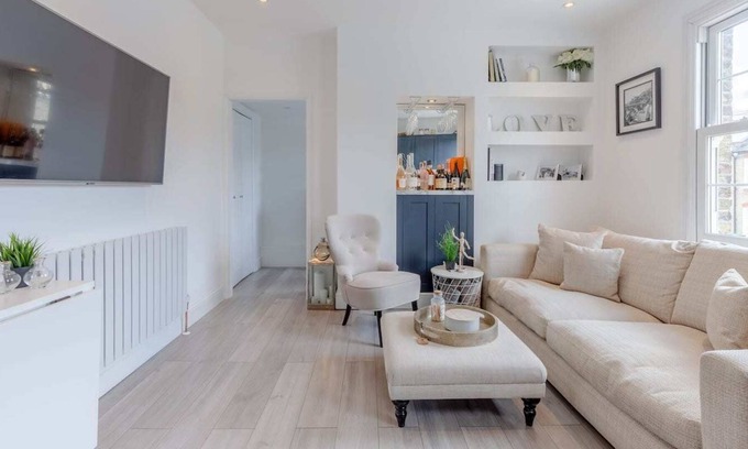Abbey Apartment | Modern 2 Bedroom Apartment in Wimbledon With Garden