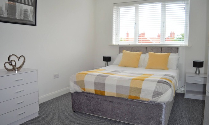 Blackpool Apartment | Modern 2 Bedroom Apt with parking - Blackpool