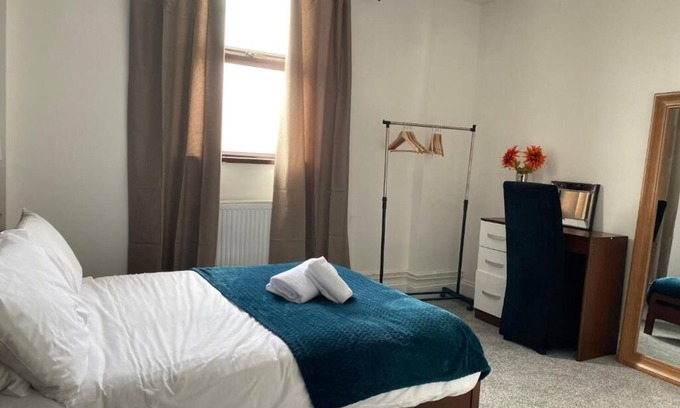 Castle Apartment | Modern 2 Bedroom Flat in Robert street, Swansea