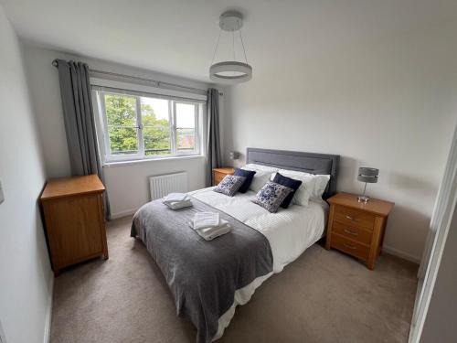 Bishopton Apartment | Modern 2 Bedroom Flat in Quiet Village w/Ensuite