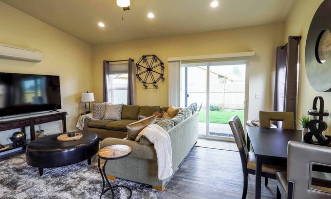 Grand Mound House | Modern 2 Bedroom Home Outdoor Patio & Fenced Yard