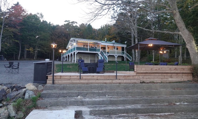 Clare Cottage | Modern 2-bedroom lakefront cottage