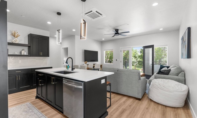 Hurricane Apartment | Modern 2-Bedroom Retreat in Downtown Hurricane Near Zion !