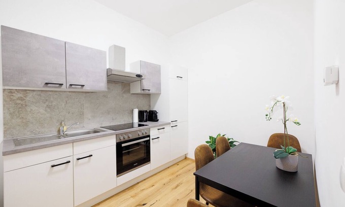 Matzleinsdorf Apartment | Modern 2 BR 4 PAX near subway