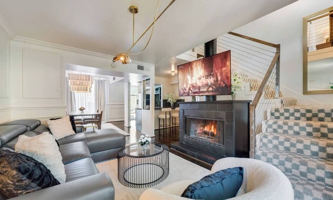 Old East Dallas Condo | Modern 2-story loft w/2 king beds, sleek sectional, pool access & walkable dining.