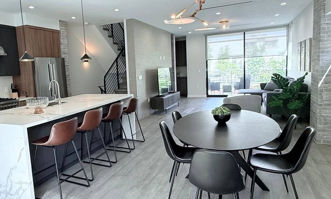 Valley Village House | Modern 2BD3.5BA +Bonus room near Universal Studio